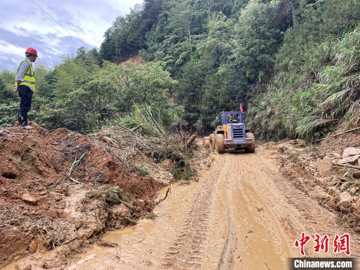 圖為中鐵二十二局裝載機(jī)清理古田鎮(zhèn)道路塌方?！⊥醣?攝