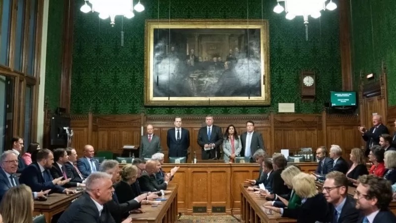 英國保守黨對首相約翰遜的不信任投票，結(jié)果是211票支持首相，148票反對。（圖源：英國PA Media）