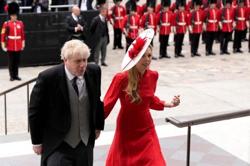 英國首相約翰遜與妻子卡麗出席伊麗莎白女王登基70周年慶?；顒樱瑓s惹來噓聲一片。（圖源：法新社）