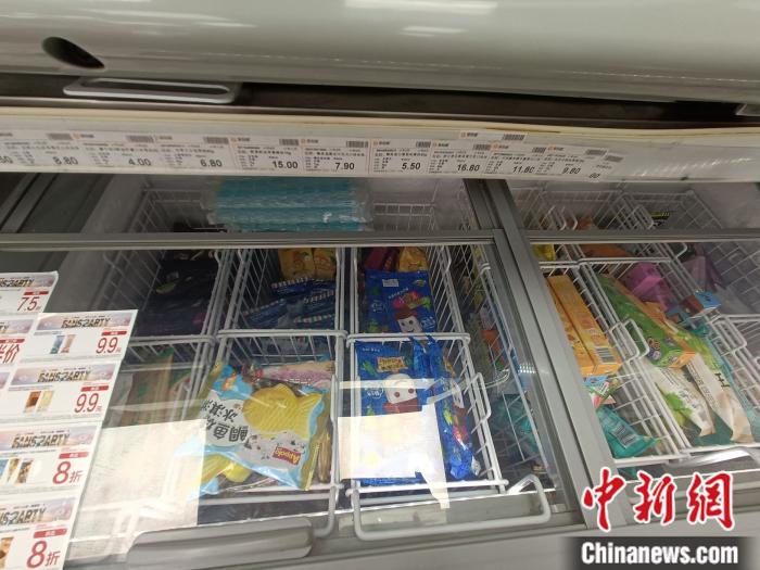 連鎖便利店中的高價(jià)雪糕。 左雨晴 攝