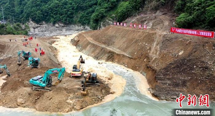 泄流槽入水口的成功打開，河水成功下泄，險情排除?！⊥鹾榻?攝
