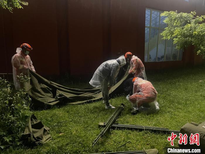 救援人員正在搭建帳篷?！∷拇ㄉ窒拦﹫D