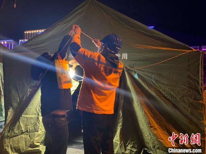 電力搶險人員正在為臨時安置點接通照明。　四川電力供圖