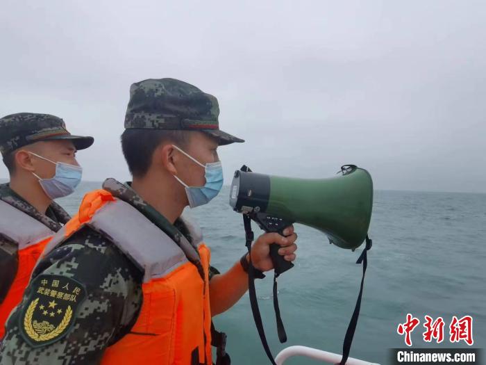 漳州海警執(zhí)法員通過喊話的方式加強防疫、伏季休漁、防走私等宣傳?！≌闹莺＞止﹫D