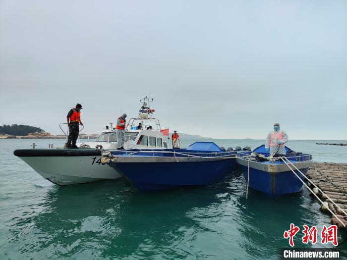 漳州海警局執(zhí)法員登臨大馬力改裝快艇檢查?！≌闹莺＞止﹫D