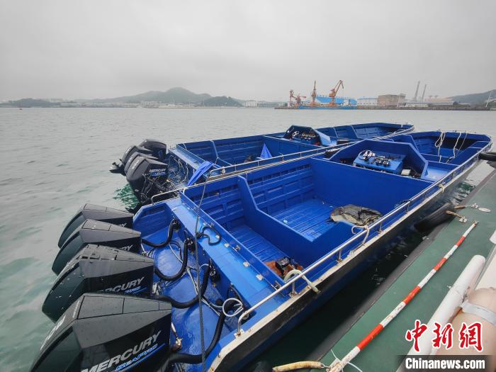 漳州海警局查獲的2艘大馬力改裝快艇。　漳州海警局供圖