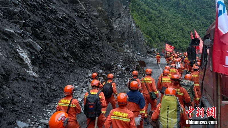 四川馬爾康地震：消防救援力量徒步抵達震中