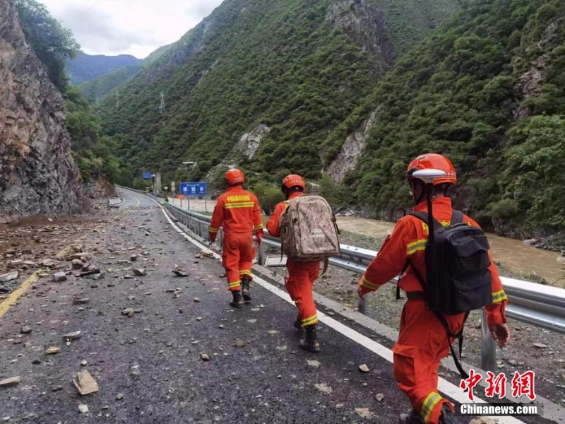 四川馬爾康地震：消防救援力量徒步抵達震中