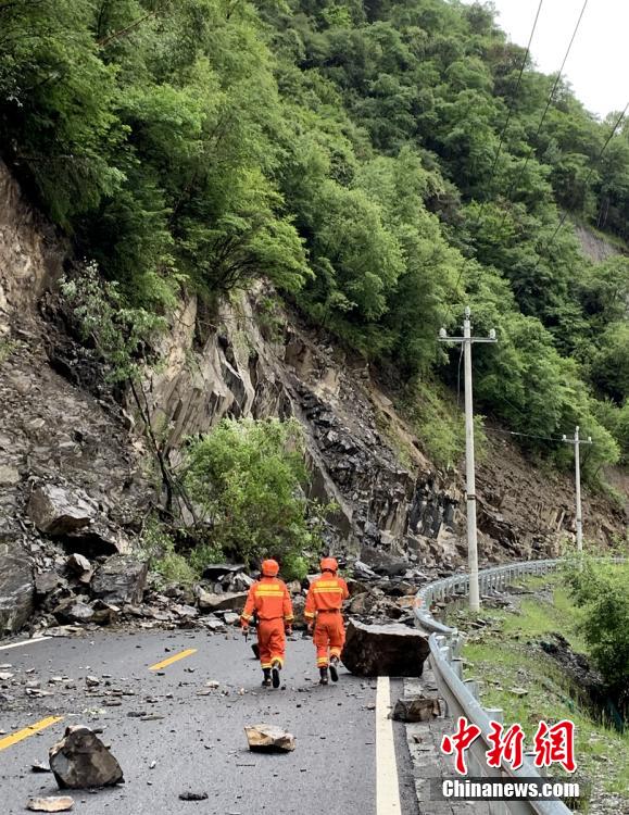 四川馬爾康地震：消防救援力量徒步抵達震中