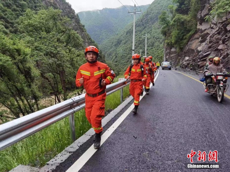 四川馬爾康地震：消防救援力量徒步抵達震中