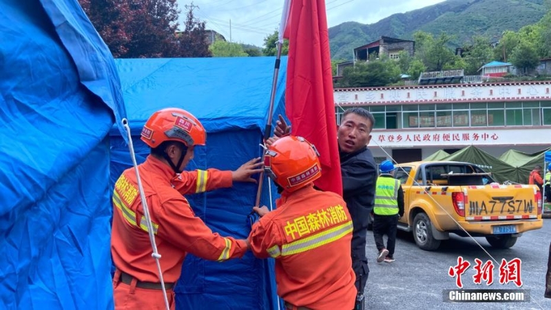四川馬爾康地震：消防救援力量徒步抵達震中