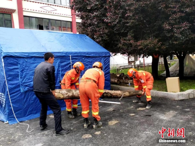 四川馬爾康地震：消防救援力量徒步抵達震中