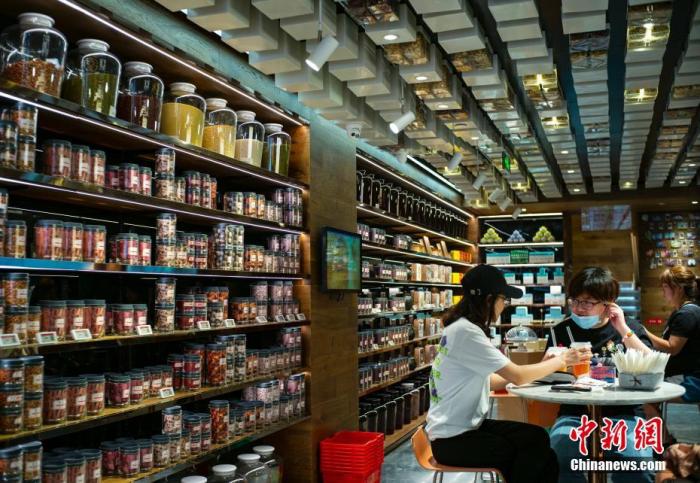 資料圖：北京市一家“同仁堂知嘛健康”店內(nèi)，顧客或坐飲咖啡飲料，或選購健康食材。 <a target='_blank' href='/'>中新社</a>記者 侯宇 攝