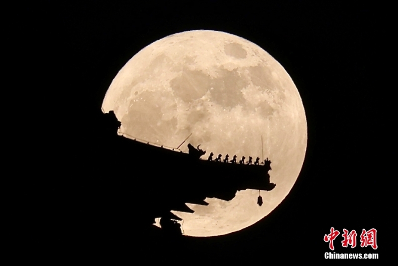 超級(jí)月亮遇上傳統(tǒng)中式建筑 夜空演繹絕美中國式浪漫