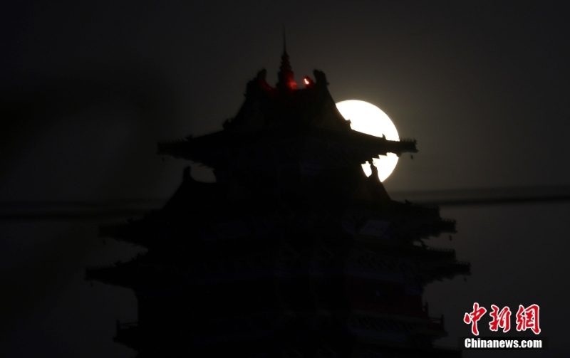 超級(jí)月亮遇上傳統(tǒng)中式建筑 夜空演繹絕美中國式浪漫