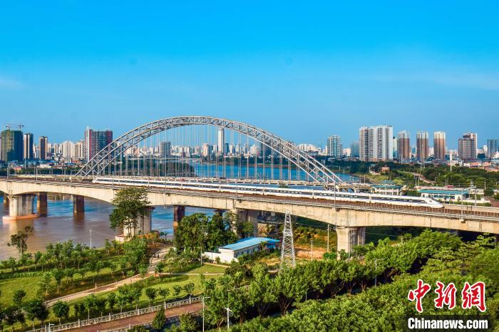 動(dòng)車組跨越邕江四線橋?！￡惾?攝