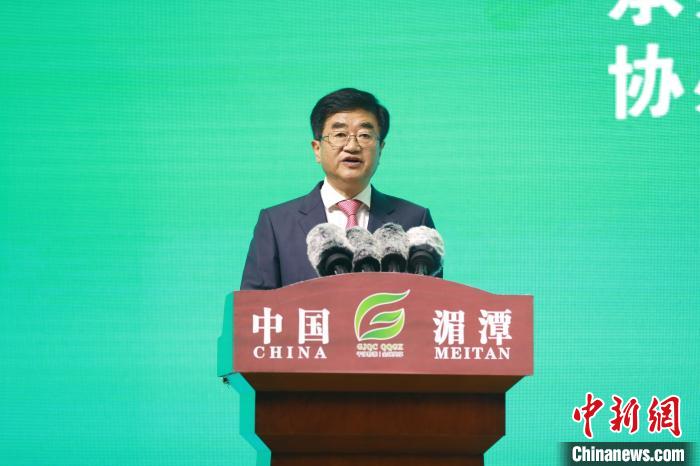 圖為貴州省人大常委會(huì)黨組書記、副主任，省農(nóng)村產(chǎn)業(yè)革命茶產(chǎn)業(yè)發(fā)展領(lǐng)導(dǎo)小組組長慕德貴講話。　瞿宏倫 攝