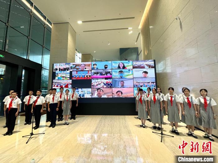 深港青少年共唱香港回歸25周年主題曲《前》，祝愿香港明天更美好?！《钔?攝