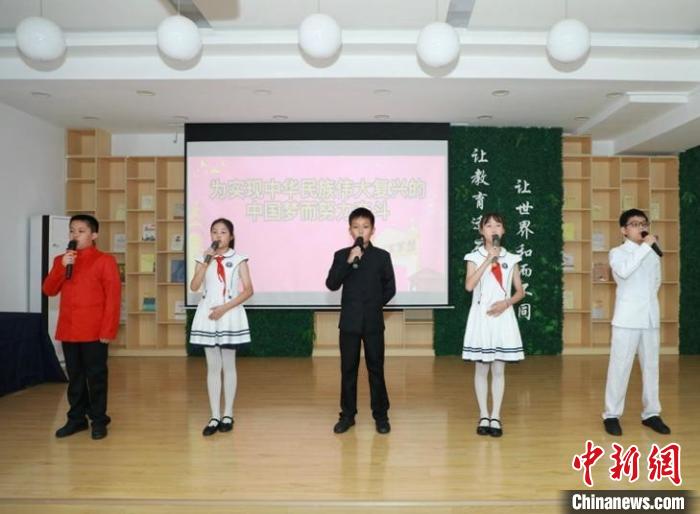 學(xué)生們用詩歌朗誦的形式展現(xiàn)“黃埔精神課程化”的學(xué)習(xí)成果?！＄婞S 攝