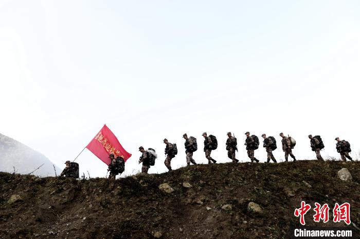 圖為官兵執(zhí)行巡邏執(zhí)勤任務(wù)?！●R軍 攝