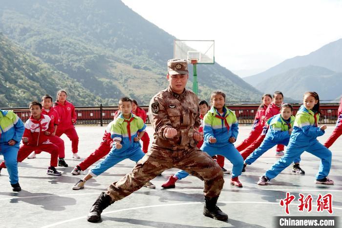 圖為“兵老師”教孩子們打軍體拳?！±铖Y 攝