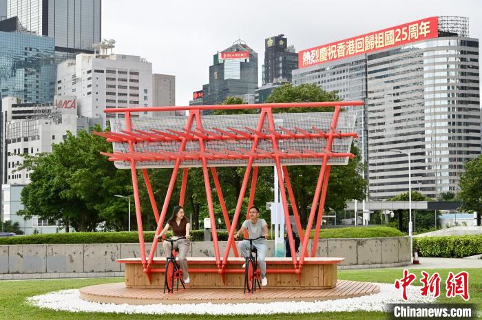 市民參與金鐘添馬公園慶回歸25周年的活動?！±钪救A 攝