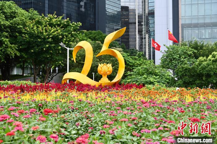 金鐘添馬公園的慶回歸25周年裝飾。　李志華 攝