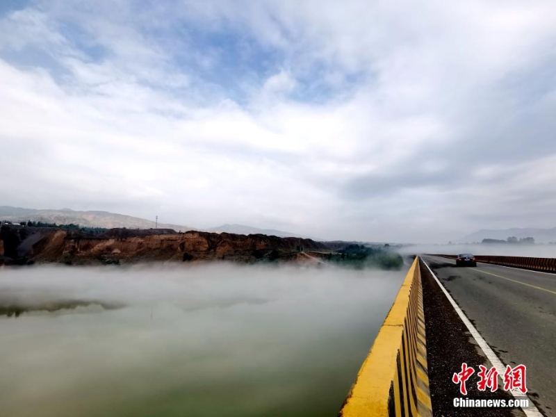青海尖扎：薄霧、群山、綠樹勾勒黃河夏日圖景