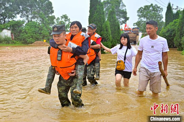 武警江西總隊(duì)機(jī)動(dòng)支隊(duì)官兵奔赴江西景德鎮(zhèn)市樂平市樂港鎮(zhèn)救助轉(zhuǎn)移受災(zāi)群眾?！∨矶?攝