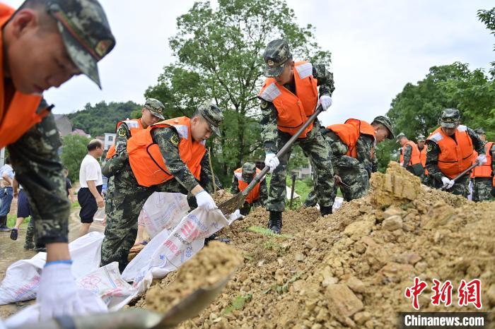 武警江西總隊(duì)機(jī)動(dòng)支隊(duì)官兵奔赴江西景德鎮(zhèn)市樂平市開展搶險(xiǎn)救援，填裝沙袋?！∨矶?攝