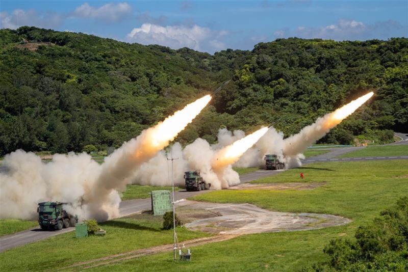 陸軍在九鵬基地進(jìn)行射擊操演，一輛雷霆2000火箭車(chē)發(fā)射中突爆炸，全車(chē)炸毀幸無(wú)人傷。(中時(shí)數(shù)據(jù)庫(kù))