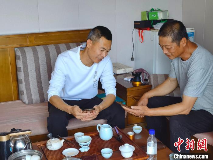 漁民利用5G的高速網(wǎng)絡觀看娛樂視頻?！窃式?攝