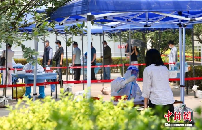 資料圖：6月10日，民眾在核酸檢測點進行核酸檢測。<a target='_blank' href='/'>中新社</a>記者 易海菲 攝