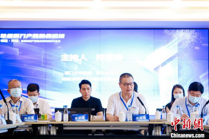 鄭通濤教授主持圓桌會(huì)議?！B門火炬大學(xué)堂供圖