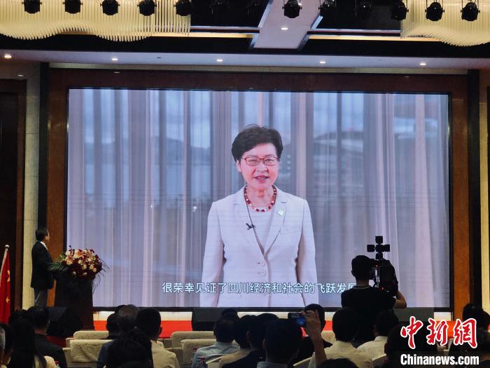 香港特別行政區(qū)行政長官林鄭月娥通過視頻致辭?！「咴造?攝