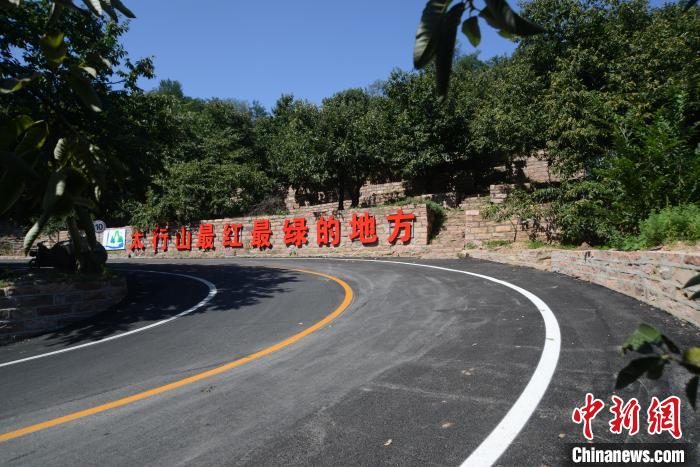 前南峪村綠意盎然的山場觀光道路?！堸i翔 攝