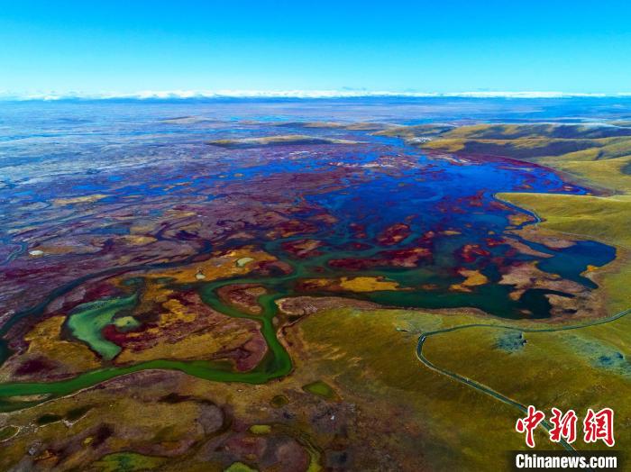 圖為黃河源頭瑪多縣湖泊?！」逯莠敹嗫h委宣傳部 供圖