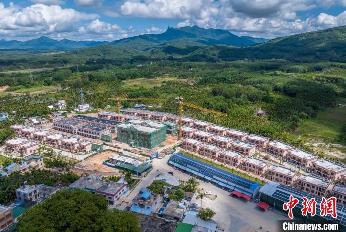 圖為航拍海南省保亭黎族苗族自治縣什玲鎮(zhèn)(水賢村、什東村)生態(tài)搬遷安置區(qū)項目。　駱云飛 攝