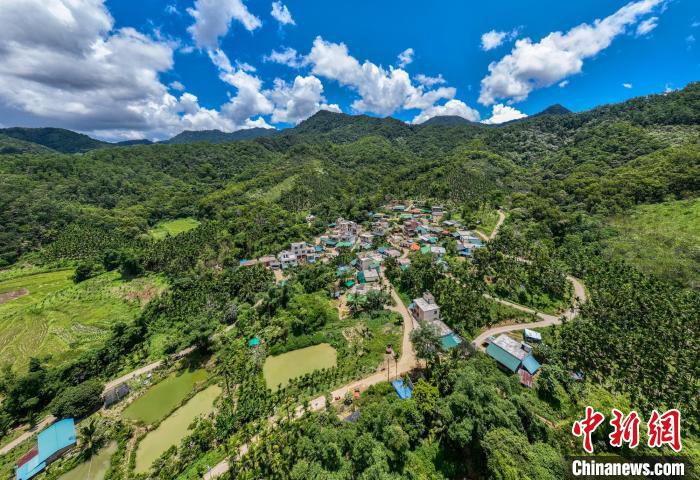 圖為航拍海南省保亭黎族苗族自治縣什玲鎮(zhèn)什東村被大山環(huán)抱?！●樤骑w 攝