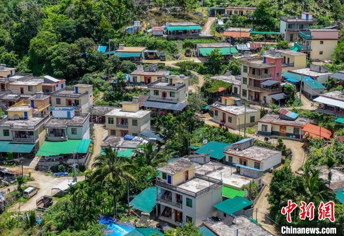 圖為航拍海南省保亭黎族苗族自治縣什玲鎮(zhèn)什東村依山而建的民房。　駱云飛 攝