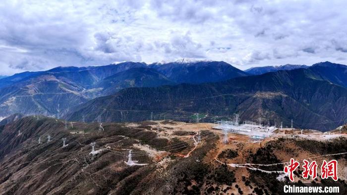 蘇洼龍水電站500千伏送出工程接入巴塘500千伏變電站。　劉湘釩 攝