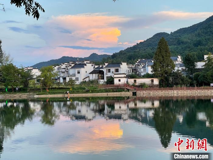 黃山市風(fēng)光圖。　成展鵬 攝