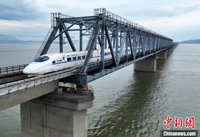 一列高鐵從九景衢鐵路鄱陽(yáng)湖大橋通過(guò)?！『鷩?guó)林 攝