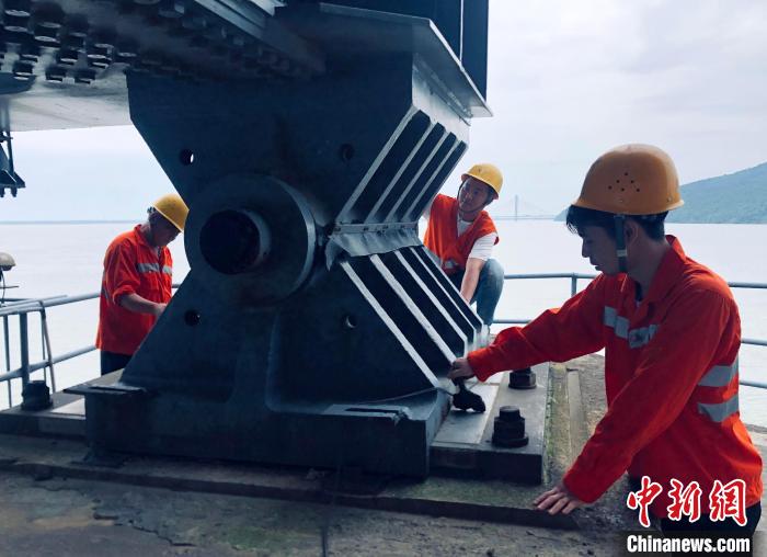 6月24日，南鐵九江橋工段的橋梁工正在九景衢鐵路鄱陽(yáng)湖大橋上對(duì)高強(qiáng)度螺栓進(jìn)行檢查更換。　 黃旸 攝