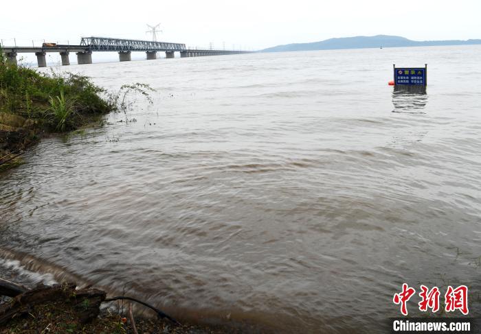 鄱陽(yáng)湖的潮濕氣候和列車(chē)經(jīng)過(guò)時(shí)的震動(dòng)會(huì)造成大橋螺栓松動(dòng)，橋梁工還要經(jīng)常對(duì)大橋的高強(qiáng)度螺栓進(jìn)行檢查更換?！『鷩?guó)林 攝