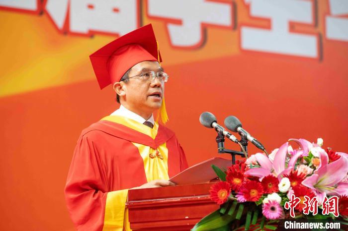 集大校長(zhǎng)李清彪教授致辭?！⒔鹄?攝