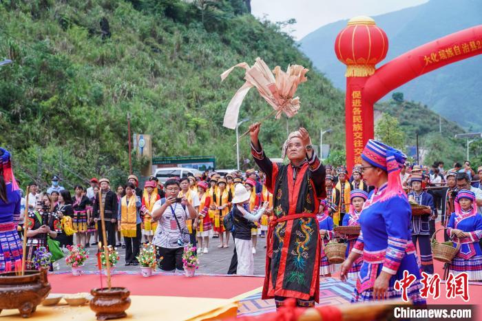 圖為布努瑤民眾在密洛陀始祖塑像前進行祭祀?！￡惞谘?攝