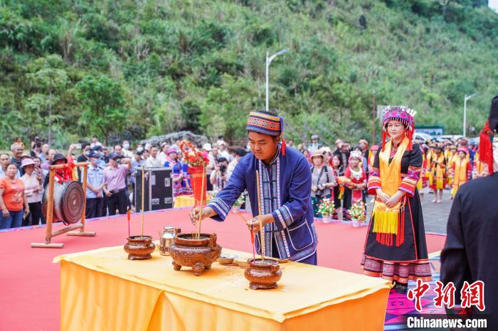 圖為布努瑤民眾在密洛陀始祖塑像前進行祭祀?！￡惞谘?攝