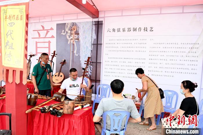 在福音展區(qū)，民眾體驗樂器。　張金川 攝