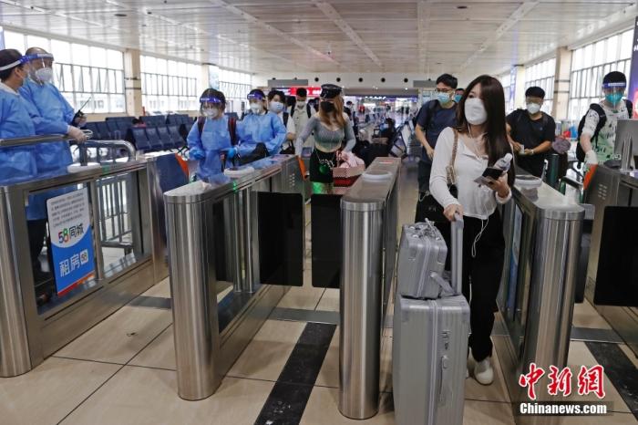 6月10日，旅客在鐵路上海站依次有序驗(yàn)票進(jìn)站。 <a target='_blank' href='/'>中新社</a>記者 殷立勤 攝